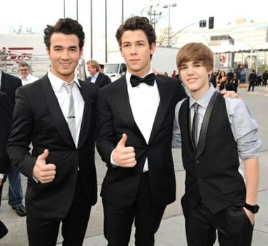 Justin-Bieber-Nick-Jonas-01-2010-02-01