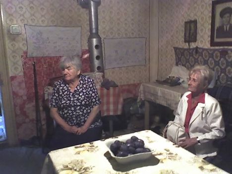 A öreg sződemeteri ház belülről, Édesanyámmal, nagynénémmel Katinénivel.