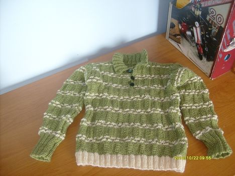 Csíkos pulóver