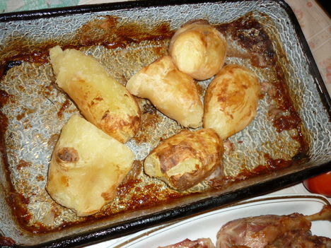 Sült krumpli, a kacsa sütő tepsipen