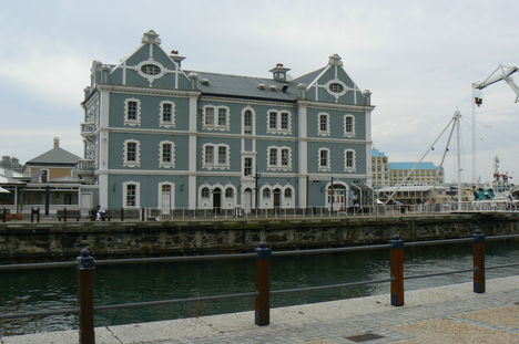 Középület a kikötőben.