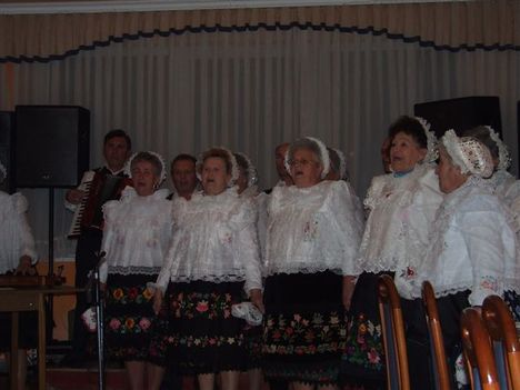 Erzsébet napi bálon  a kiskőrösi szlovák népdalkör  tagjaival