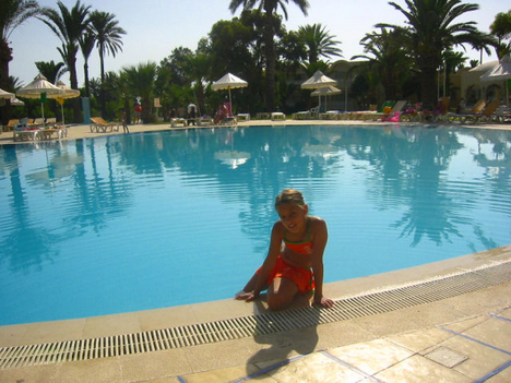 A Hotel Marhaba medencéjénél