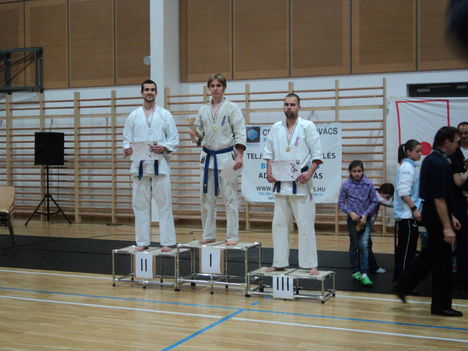 Mikulás Kupa Alsonémedi 2010. 12. 04. én Detrik Gergö Györi kyokushin karate club versenyzöje bronzérnet harcolt ki magának gratulálunk jó teljesítményéhez!!!