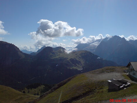 Val di Fassa völgy, a háttérben a Marmolada északi oldalán lévő gleccser