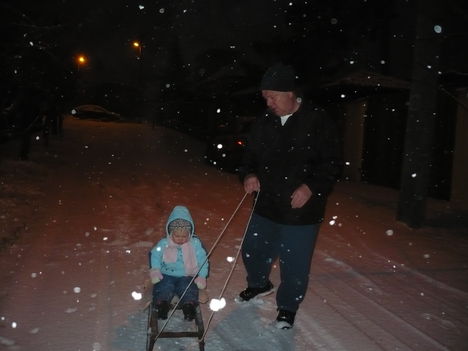 2010 dec.hóesésben szánkóztunk