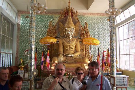 A színtiszta arany Buddha szobor előtt videózok Mianmarban.