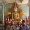 A színtiszta arany Buddha szobor előtt videózok Mianmarban.