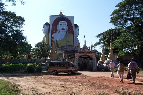 Buddha szobor 4 irányba Burmában.