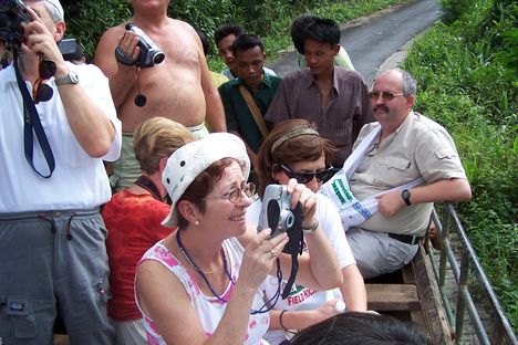 Fotózik az Egri Márta körzeti orvosom a terepjáróról Burmában.