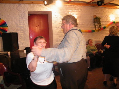 Erzsikével ropom a táncot 2010 06 01-én az Akácos Junialis Tancosok bálján.