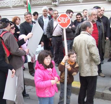 Sándor a FÖLDTOLVAJOK Tüntető Táblával készült Legjobb Kép 2010 03 24-én a Spanyol Követségnél.
