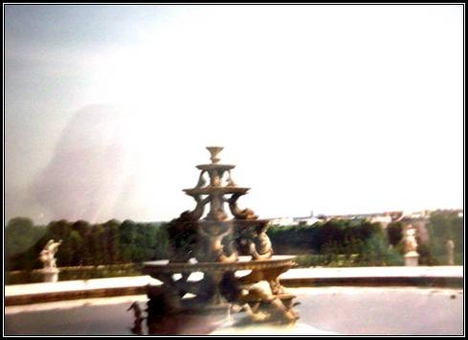 (1), Franciaország - Versailles, a kastélypark egyik szökőkútja
