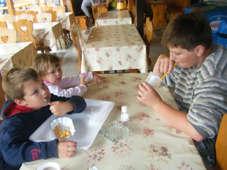 három gyerek