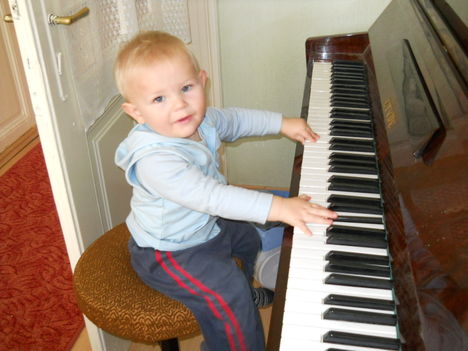 Balázs zongorázik