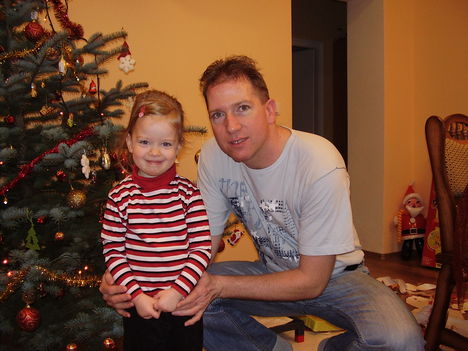 apával a karácsonyfánál