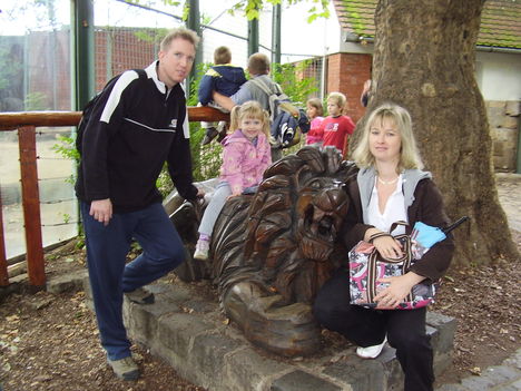 férjemmel és kislányommal az állatkertben