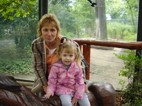 Juci mamival az állatkertben